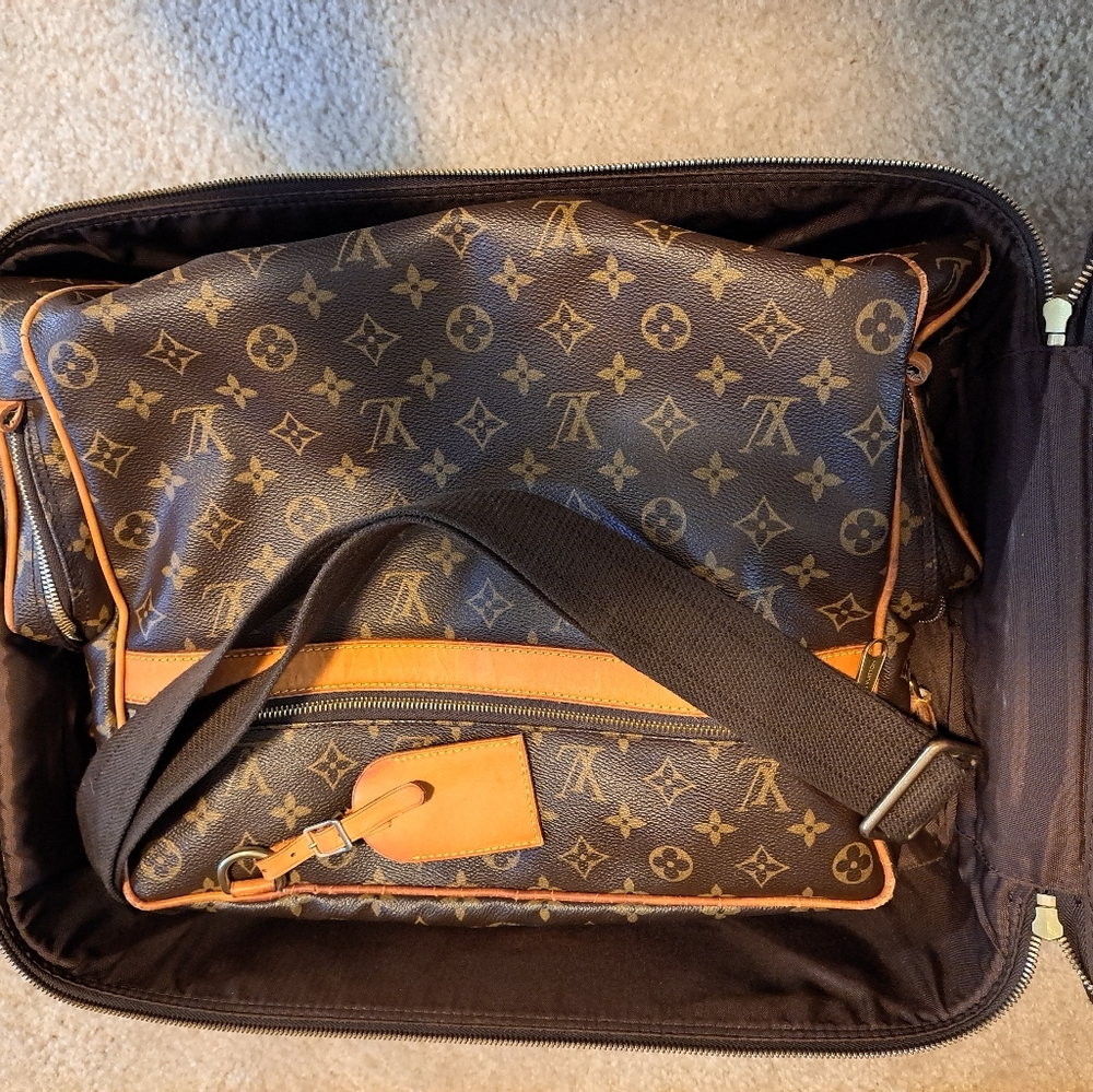 LOUIS VUITTON WEEKENDER BAG